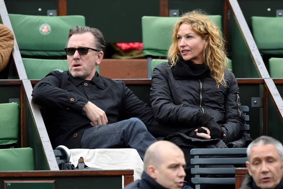Roland Garros, Parigi. L&#39;attore Tim Roth e Nikki Butler assistono al match Wawrinka - Rosol (Afp)